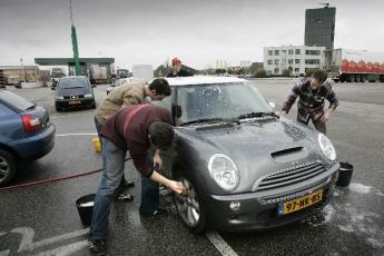 Auto's wassen voor Azi.