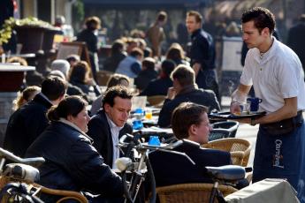 Een baantje in de horeca is geliefd onder jongeren.