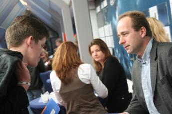 Werkgevers en werknemers speeddaten met elkaar.