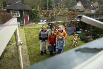 De familie Kleijer gefotografeerd door het bovenraam waar inbrekers door naar binnen kwamen.