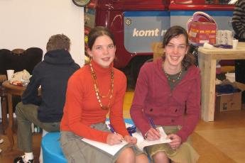 Mayke (l.) en Anouk in de Yord-stand.