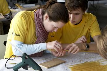 Studenten van de Technische Universiteit Delft zijn aan de slag met 1 kilo spaghetti.