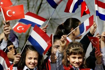 Turkse kinderen wachten op de koningin.