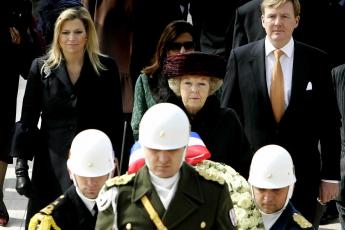 Koningin Beatrix legt een krans.