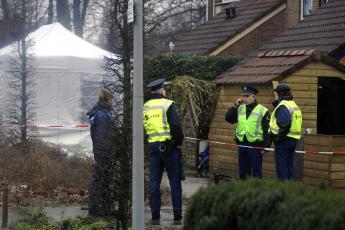 De politie bij het huis in Hengelo waar drie lichamen zijn gevonden.