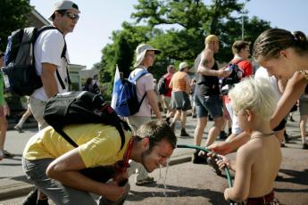 Een jongetjes spuit een wandelaar tijdens de Vierdaagse in 2006 nat.