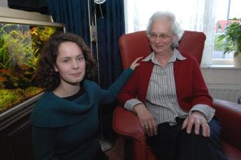 Lisanne de Visser (14) met haar oma.