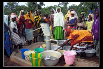 Inwoners van Taga, Burkina Faso, wachten hun beurt af bij een waterpomp.