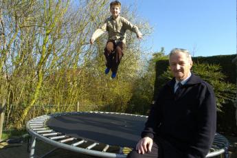 Jan-Kees brengt graag de tijd door op de trampoline.