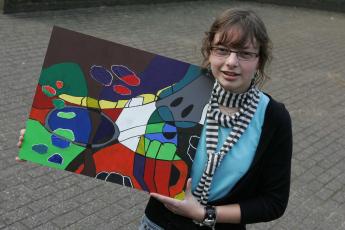 Dieke Koutstaal met haar kunstwerk 