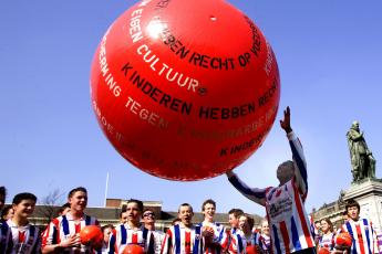 De Congolees Eric Fuanani (17) houdt een bal hoog.