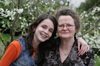 Rosalie ten Voorde met haar oma.