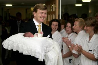 Prins Willem-Alexander met zijn derde dochter.