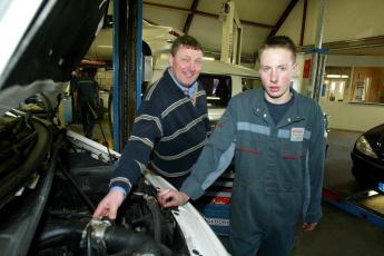 Bert-Jan en de eigenaar van autobedrijf Valkenburg.