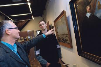 De conservator van het Stedelijk Museum in gesprek met Pieter.