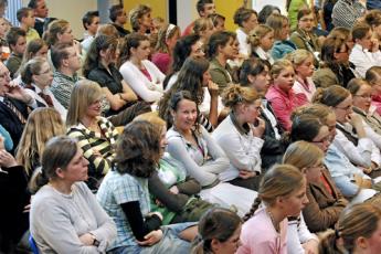 Tieners op de appeldag van de HHJO.