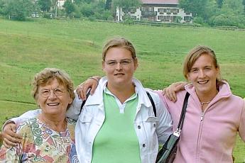 Leanne (r.) met haar oma en zus Marcella.