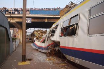 Ravage na het treinongeval in het Belgische Izegem.