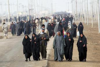 Voettocht naar de stad Al Alamara.