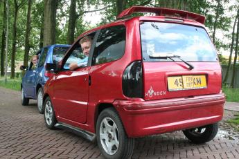 Corline en William rijden vrijwel altijd in hun brommobielen naar school.