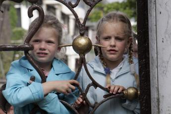 Twee meisjes gluren naar de ontsnapte aap.