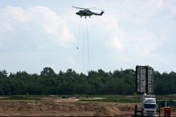 Helikopter laat touw zakken om commando's af te zetten bij een te veroveren brug.