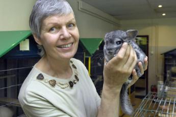 Ellen Mulder met een chinchilla.