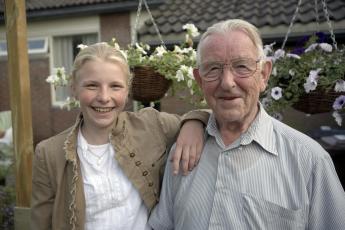 Corlinde Boogaard (12) uit Rijssen met opa.