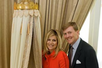 Prinses Mxima en prins Willem-Alexander bij de wieg.