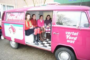 Leerlingen van het Van Lodenstein College in de Yord-bus.