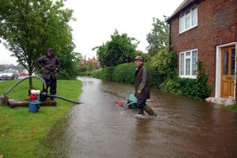 Het water in het Baiton staat op straat.