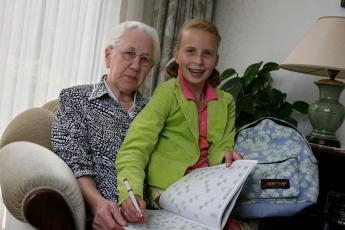 Henrike van de Pol (12) met haar oma.