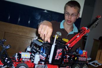 Jan Willem Duiveman (15) toont een truck.