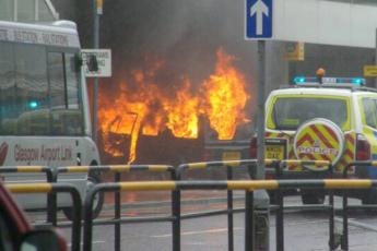 De brandende auto op vliegveld Glasgow.