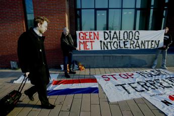 Demonstranten rolden maandagmorgen spandoeken uit bij de rechtbank in Rotterdam.