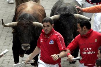 Stieren rennen door de straten van Pamplona.