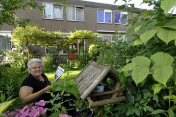 Hanna Zijlstra in haar keurig aangeharkte tuin.