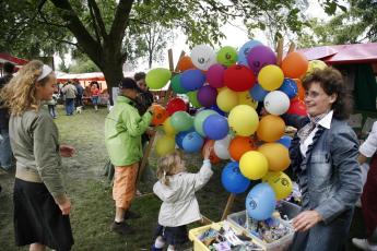 Kleurige ballonnen op de Duikenburgse Dagen in Echteld.