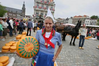 Betine den Hertog werkt op de kaasmarkt.