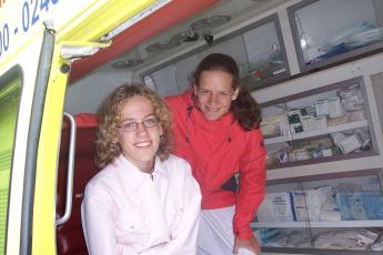 Arianne en Mathilde in een dierenambulance.