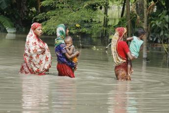 Een ondergelopen straat in Dhaka.