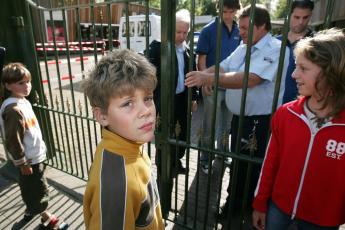 Kinderen wachten bij de ingang van Artis tot het politieonderzoek voorbij is.