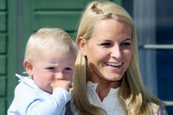 Prinses Mette-Marit met haar zoontje Sverre Magnus.