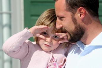 Kroonprins Haakon en zijn dochter prinses Ingrid Alexandra.