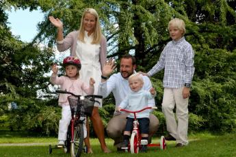 V.l.n.r. prinses Ingrid Alexandra, prinses Mette Marit, kroonprins Haakon, prins Sverre Magnus en Mette Marits zoon Marius Borg Hoiby.