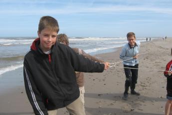 Hendrik en Gerrit Jan Mulder uit Ermelo trekken aan de touwen van een kornet