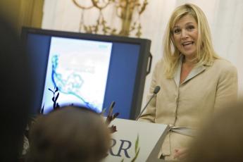 Prinses Maxima houdt een toespraak bij de presentatie van het rapport 