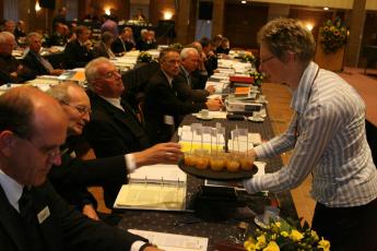 De leden van de generale synode van de CGK kregen dinsdagavond fruit geserveerd.