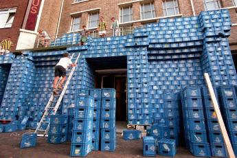 Ontgroeningen gaan vaak gepaard met veel drank.