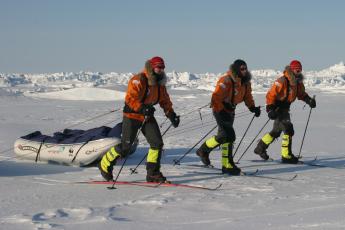 De expeditie aan het oefenen in april 2004.